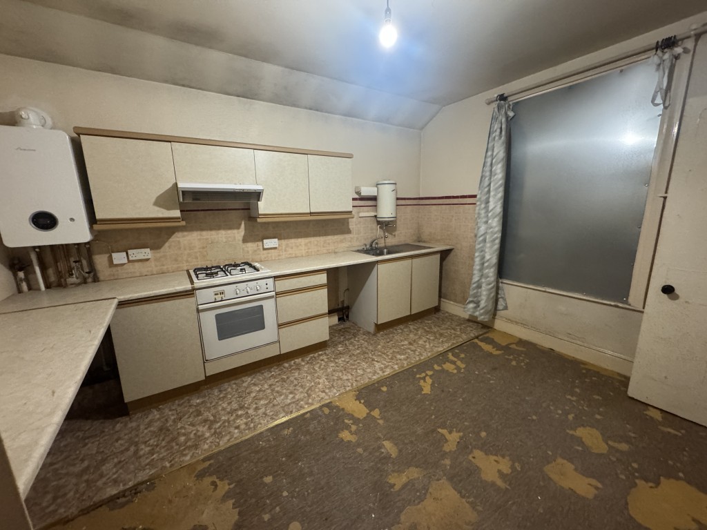 Lot: 40 - SEMI-DETACHED VICTORIAN HOUSE FOR IMPROVEMENT AND REPAIR - Kitchen first floor
